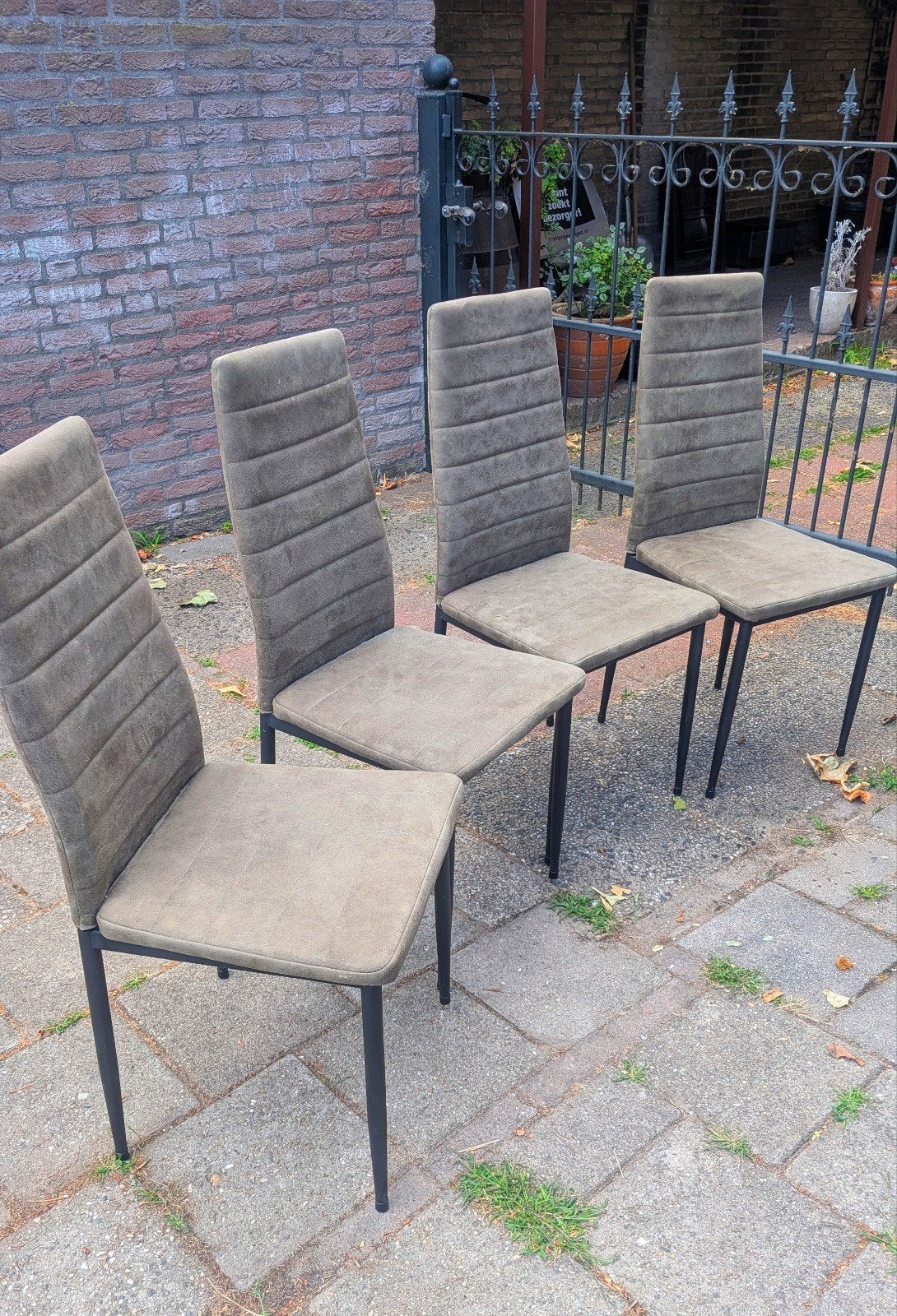Gratis: 4 gebruikte stoelen, Huis en Inrichting, Stoelen, Ophalen, Gebruikt, Overige kleuren, Stof