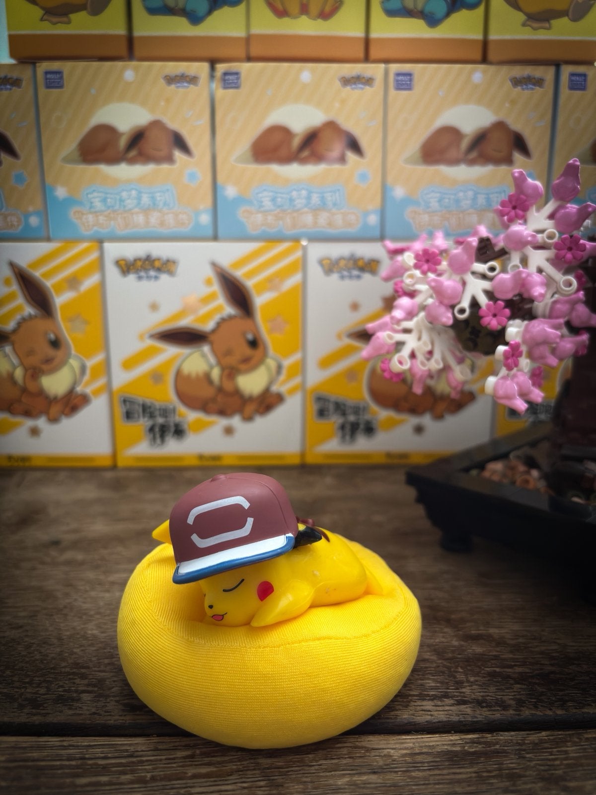 Pokemon . Slapende Pikachu figuurtje ( inclusief kussentje), Hobby en Vrije tijd, Verzenden, Zo goed als nieuw, Overige typen