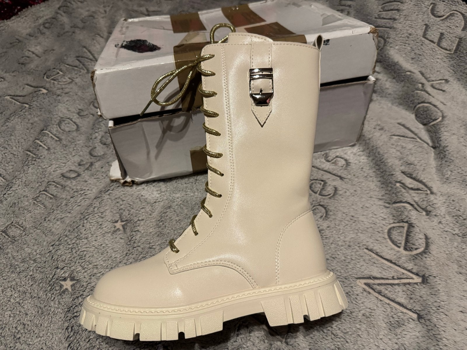 Nieuwe crèmekleurige laarzen maat 34 met gouden veters, Ophalen of Verzenden, Nieuw, Beige, Lage of Enkellaarzen