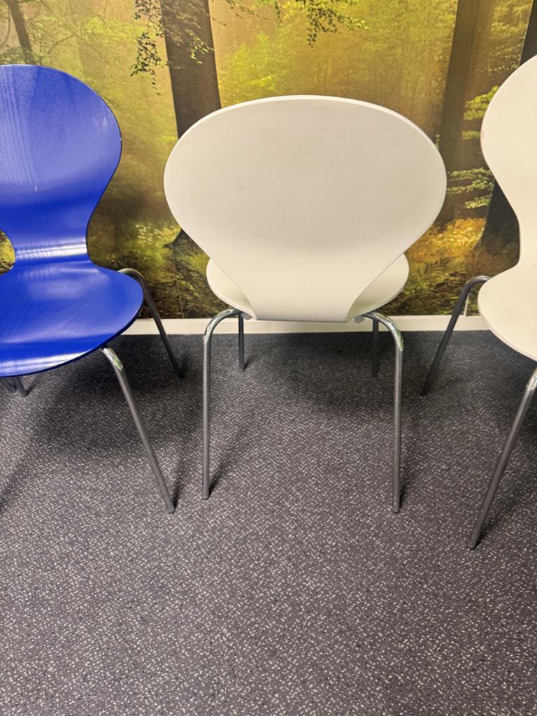 Danerka stoelen - Set van 4 (3x wit, 1x blauw), Ophalen, Gebruikt, Overige kleuren, Vier