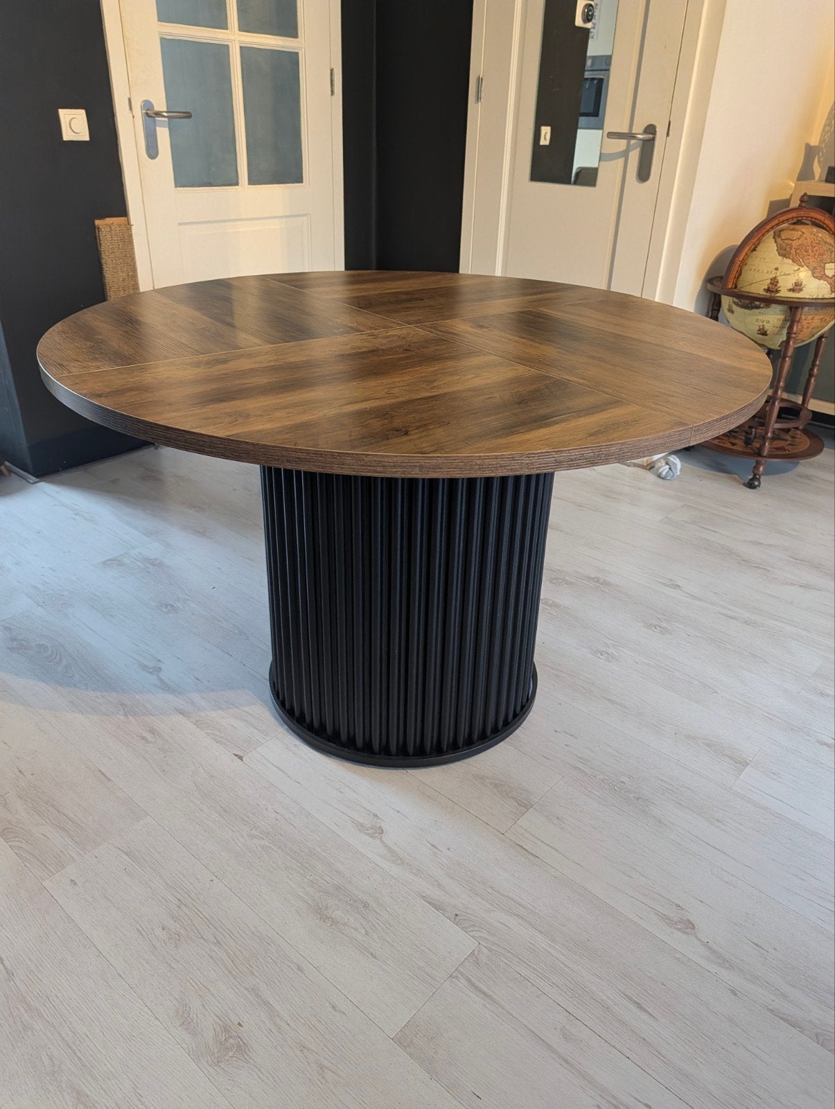 Ronde eettafel met visgraatmotief en metalen onderstel, Modern, Industrieel, Rond, Zo goed als nieuw, Vier personen