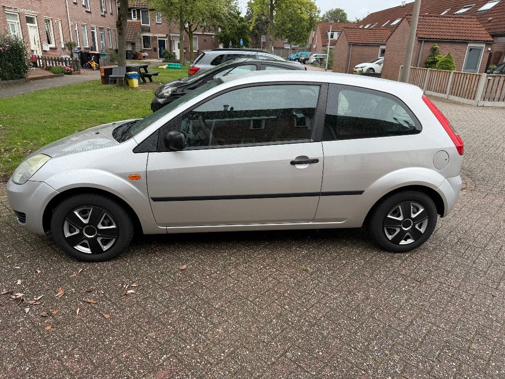 Ford Fiësta 1.3 I 3DR 2005 Grijs, Auto's, Voorwielaandrijving, 1299 cc, Stof, 40 €/maand