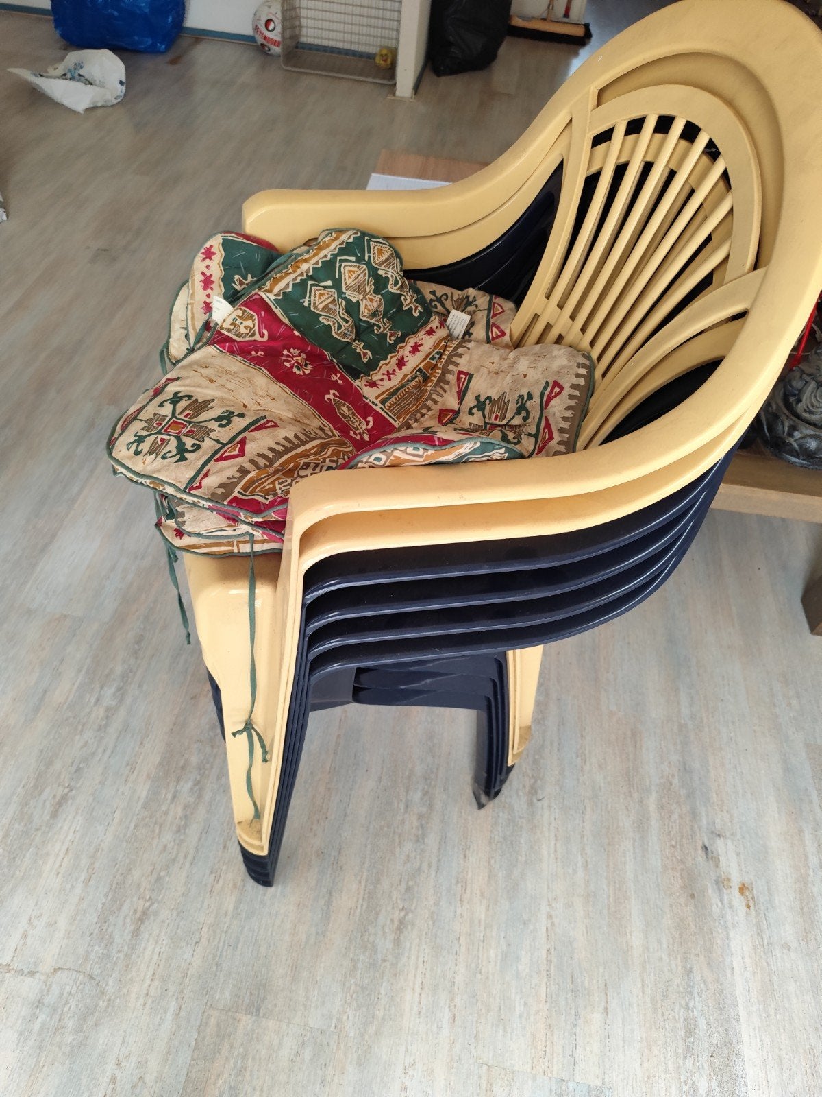 6 kunststof tuinstoelen met kussens (4 blauw, 2 geel), Ophalen of Verzenden