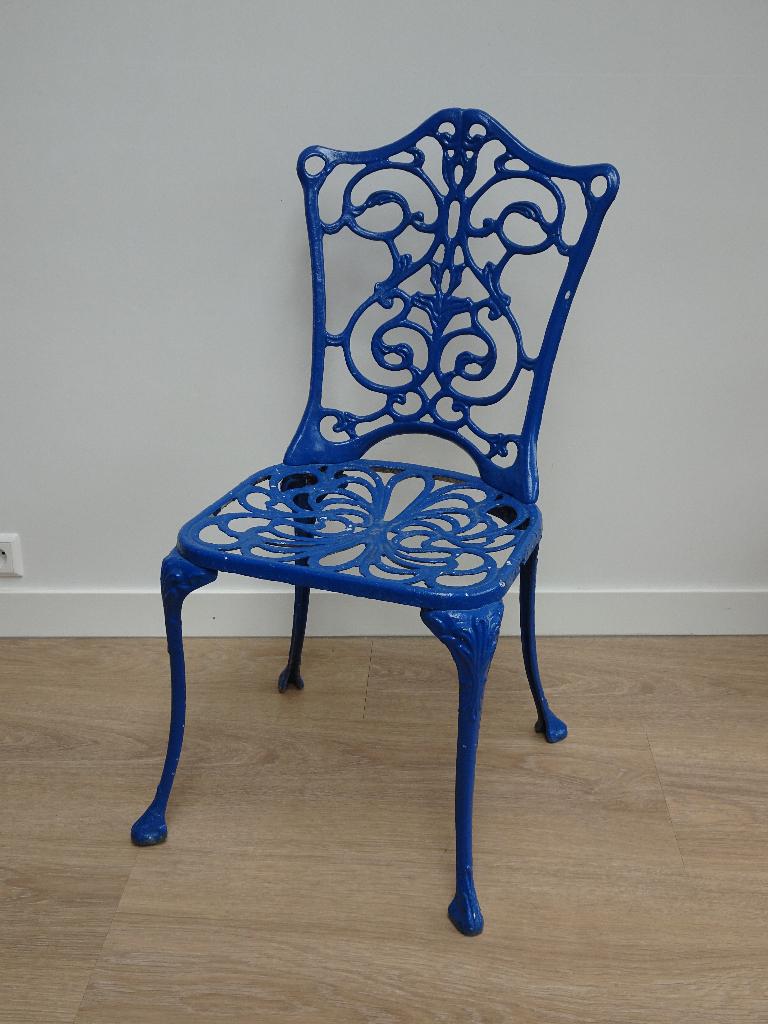 Mooie blauwe gietaluminium stoel / bistrostoel, Huis en Inrichting, Stoelen, Ophalen, Gebruikt, Blauw, Eén