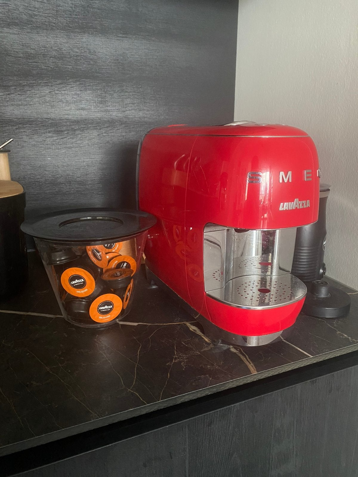 Rode SMEG Lavazza A Modo Mio LM200 Two, 10 kopjes of meer, Ophalen, Zo goed als nieuw, Koffiemachine
