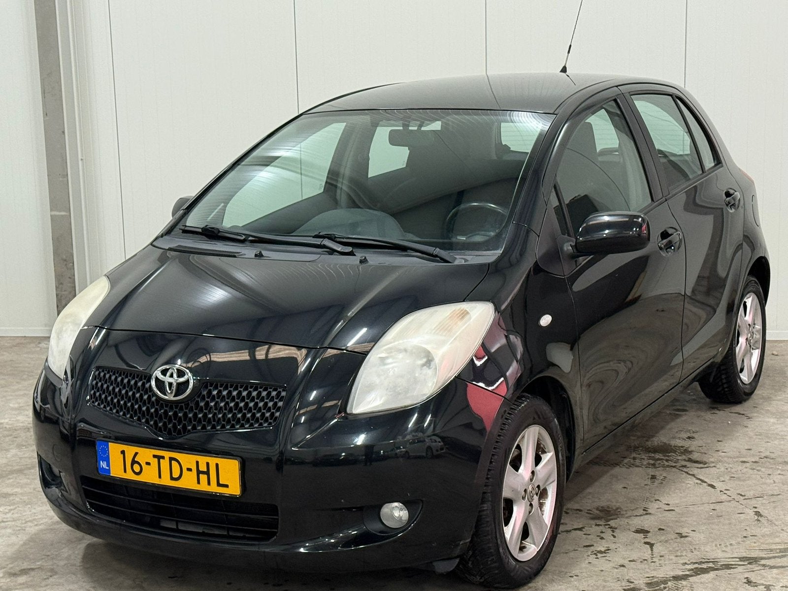 Toyota Yaris 1.3 16V/AIRCO/5DRS/NEWAPK/MULTISTUUR/BJ2006/, Auto's, Voorwielaandrijving, Stof, 40 €/maand, Zwart
