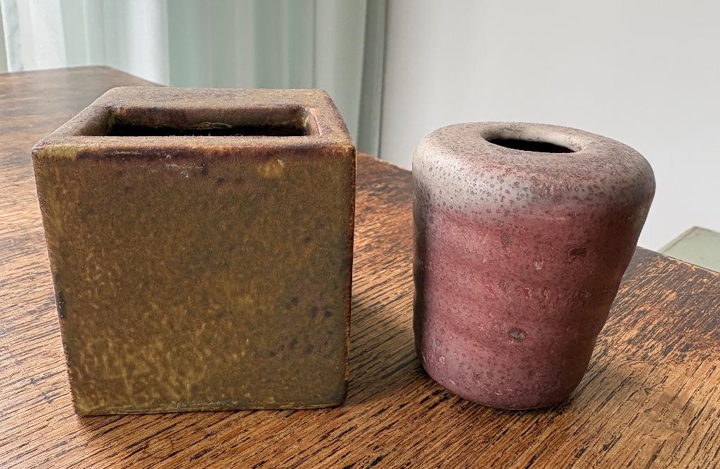 Twee Mobach vaasjes, Huis en Inrichting, Overige kleuren, Aardewerk of Porselein, Ophalen of Verzenden, Zo goed als nieuw