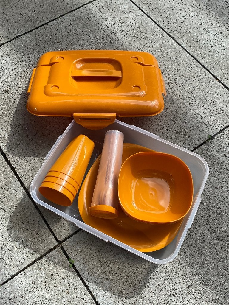 Vintage Retro Jaren '70 Picknickset in Koffer–Kampeerservies, Verzamelen, Retro, Ophalen, Huis en Inrichting