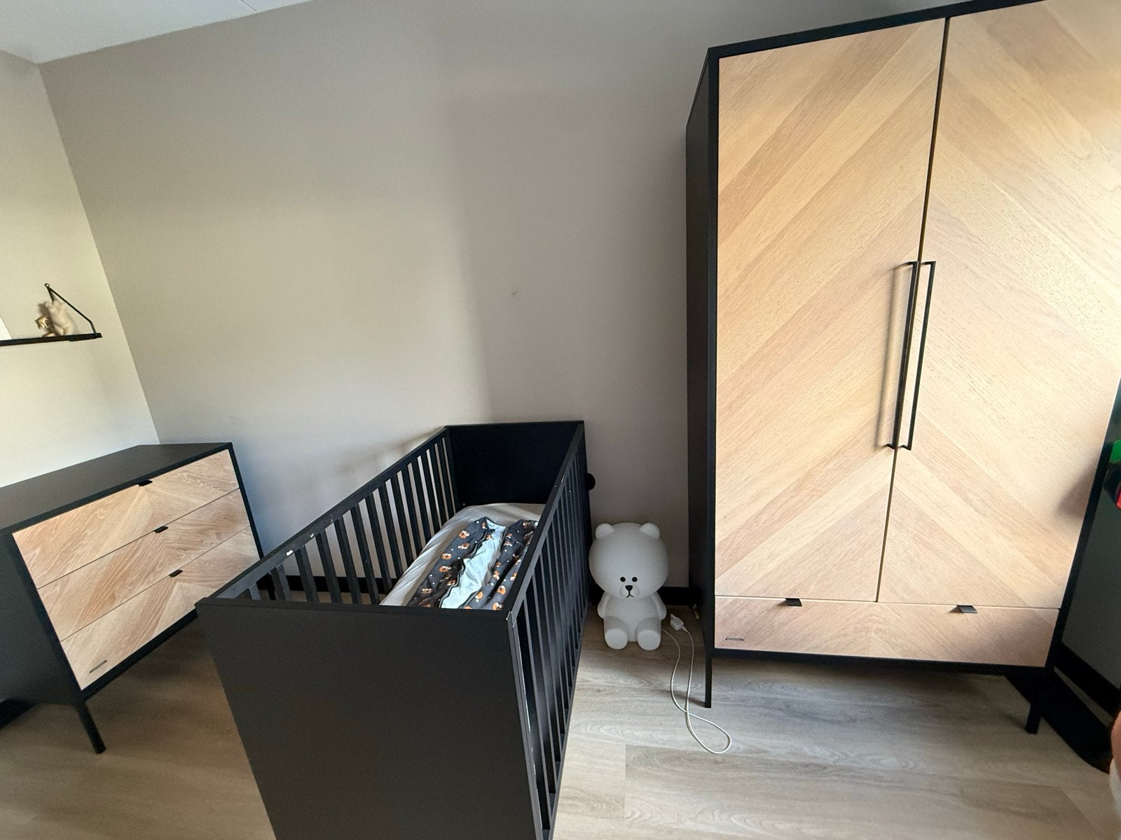 Complete Babykamer Kidsmill: Ledikant, Commode, Kast, Plank, Ophalen, Zo goed als nieuw, Jongetje of Meisje