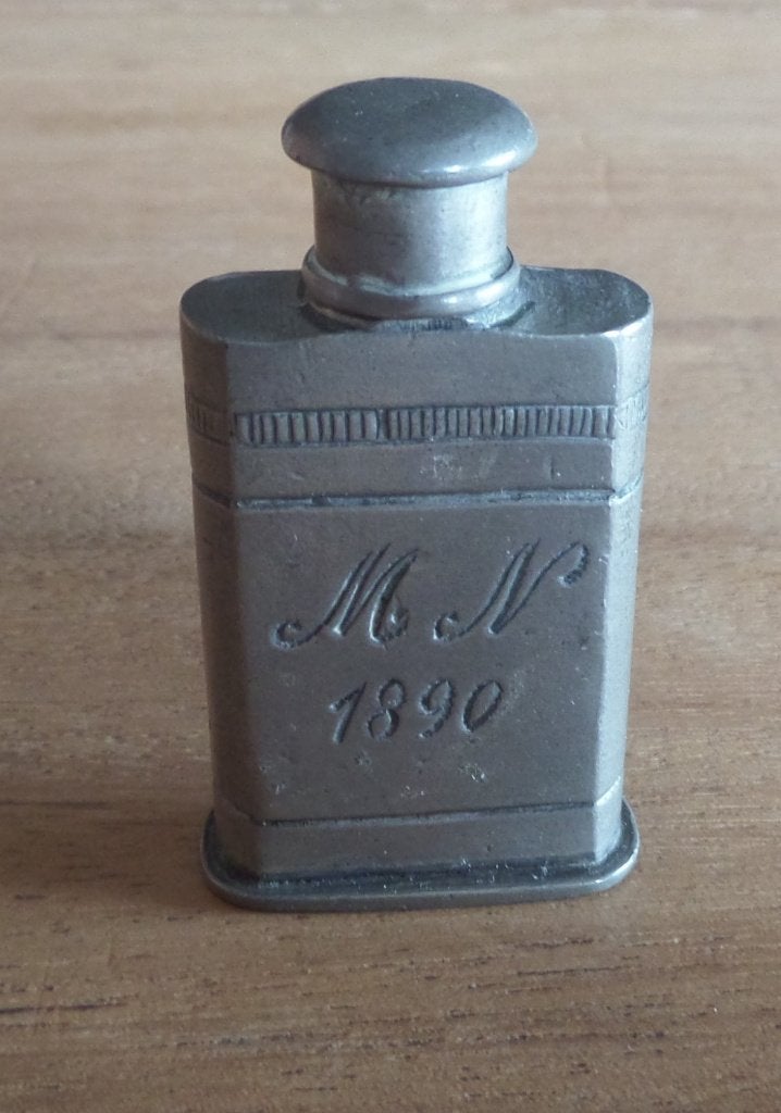 parfum flesje tin 1890 hoogte 5,5 cm. initialen: MN, Ophalen of Verzenden