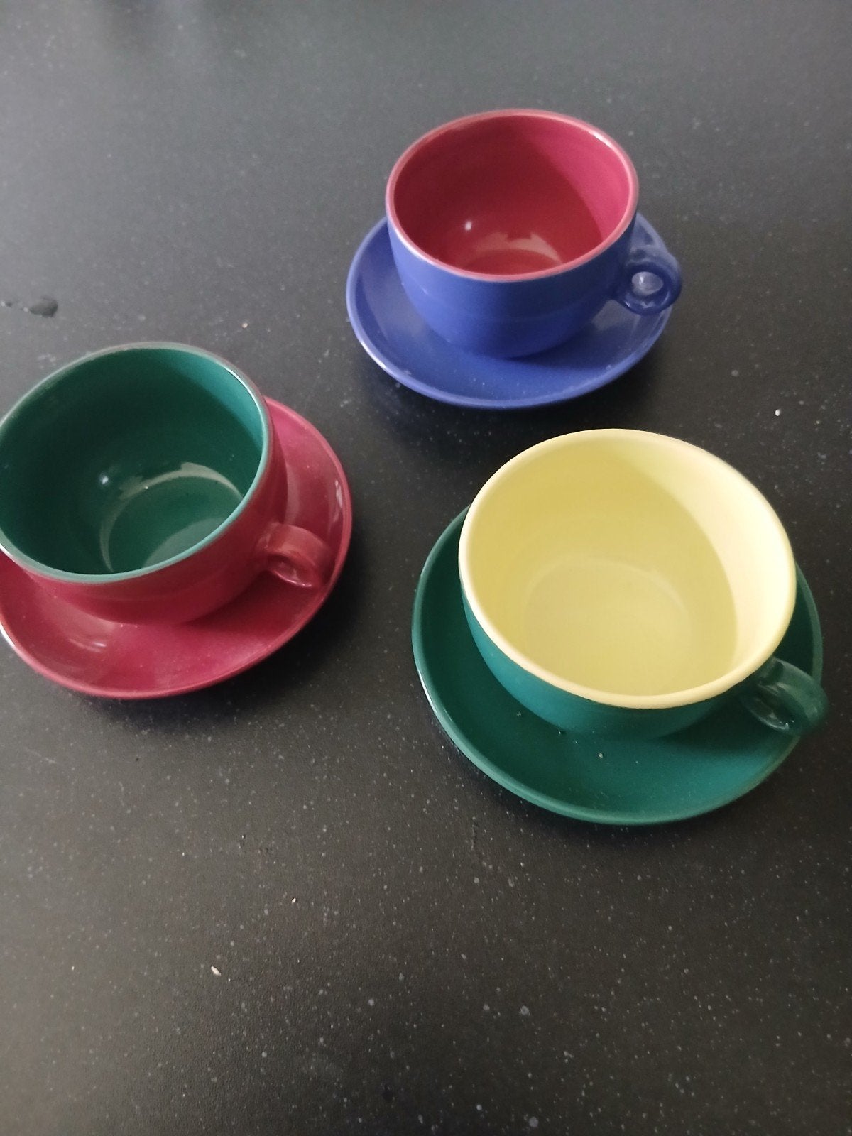 3 kleine kopjes met schoteltjes, Ophalen, Overige stijlen, Kop(pen) en/of Schotel(s)