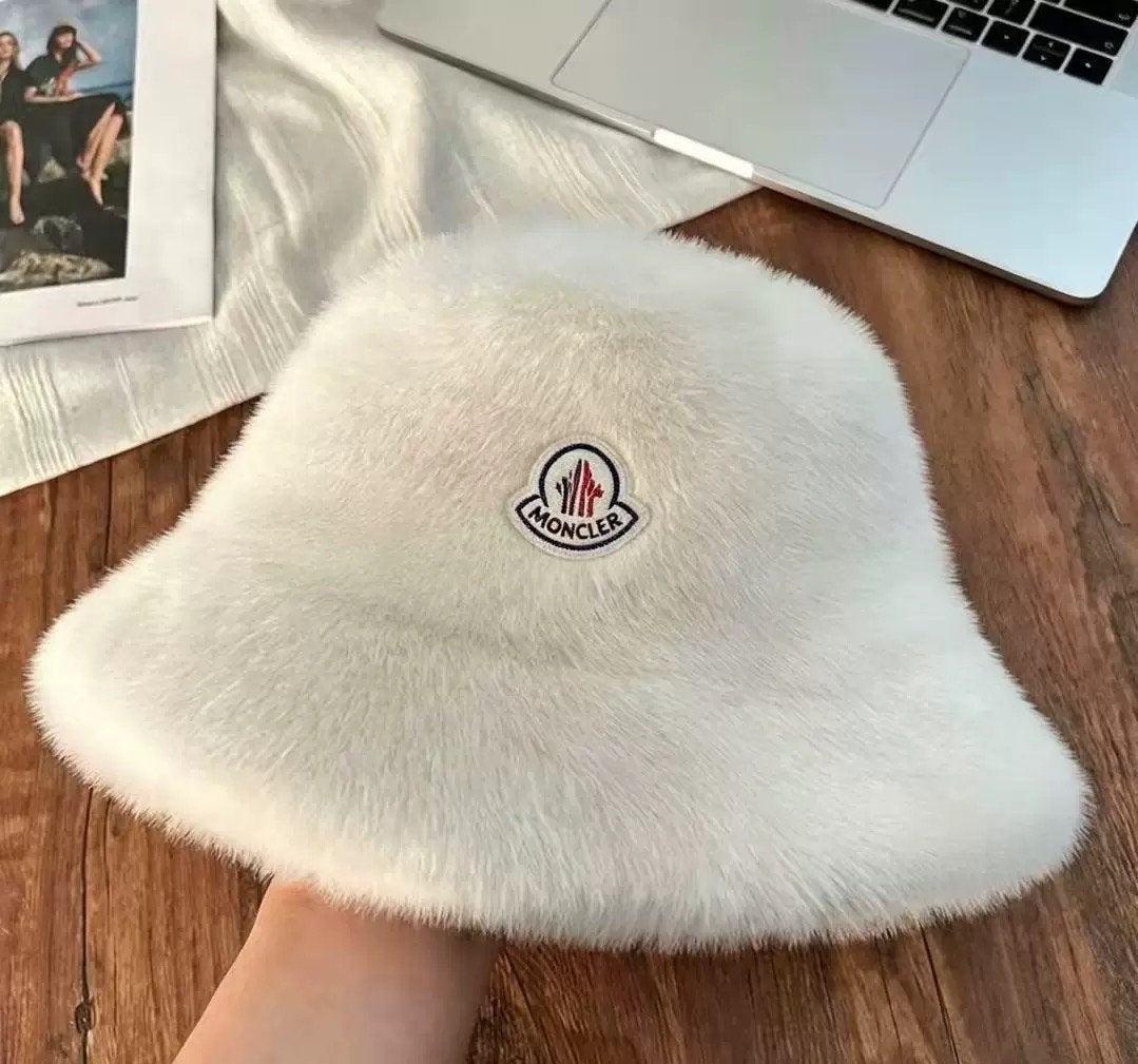 Moncler Witte Bont Bucket Hat - Nieuw, Ophalen of Verzenden, Nieuw, One size fits all, Hoed