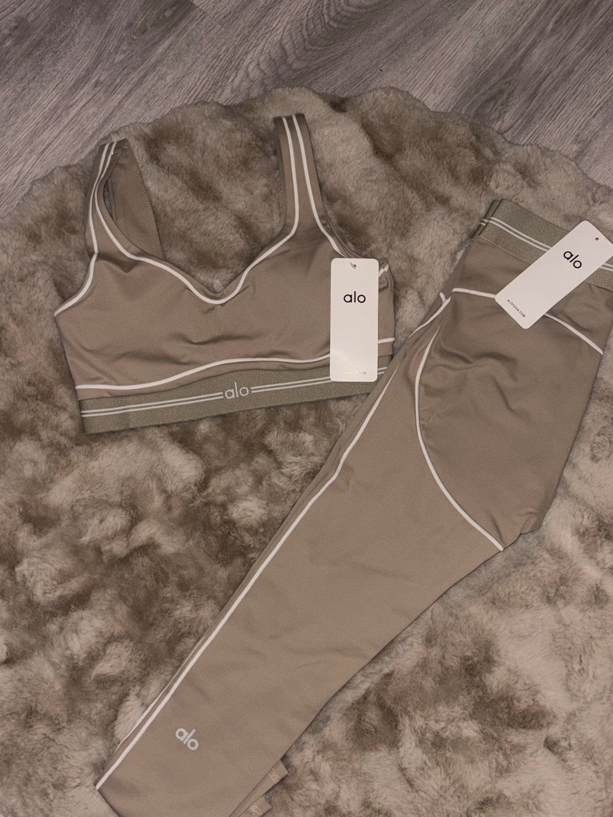 Alo Yoga sportset 3 delen - Legging en sportbeha en vestje, Kleding | Dames, Maat 38/40 (M), Beige, Nieuw, Ophalen of Verzenden