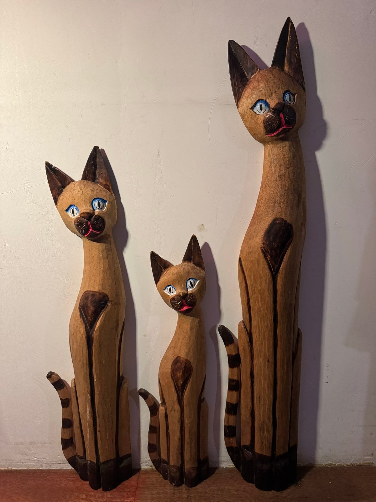 Set van 3 handgesneden houten kattenbeelden, Beeld, Hout, Bruin, Overige stijlen