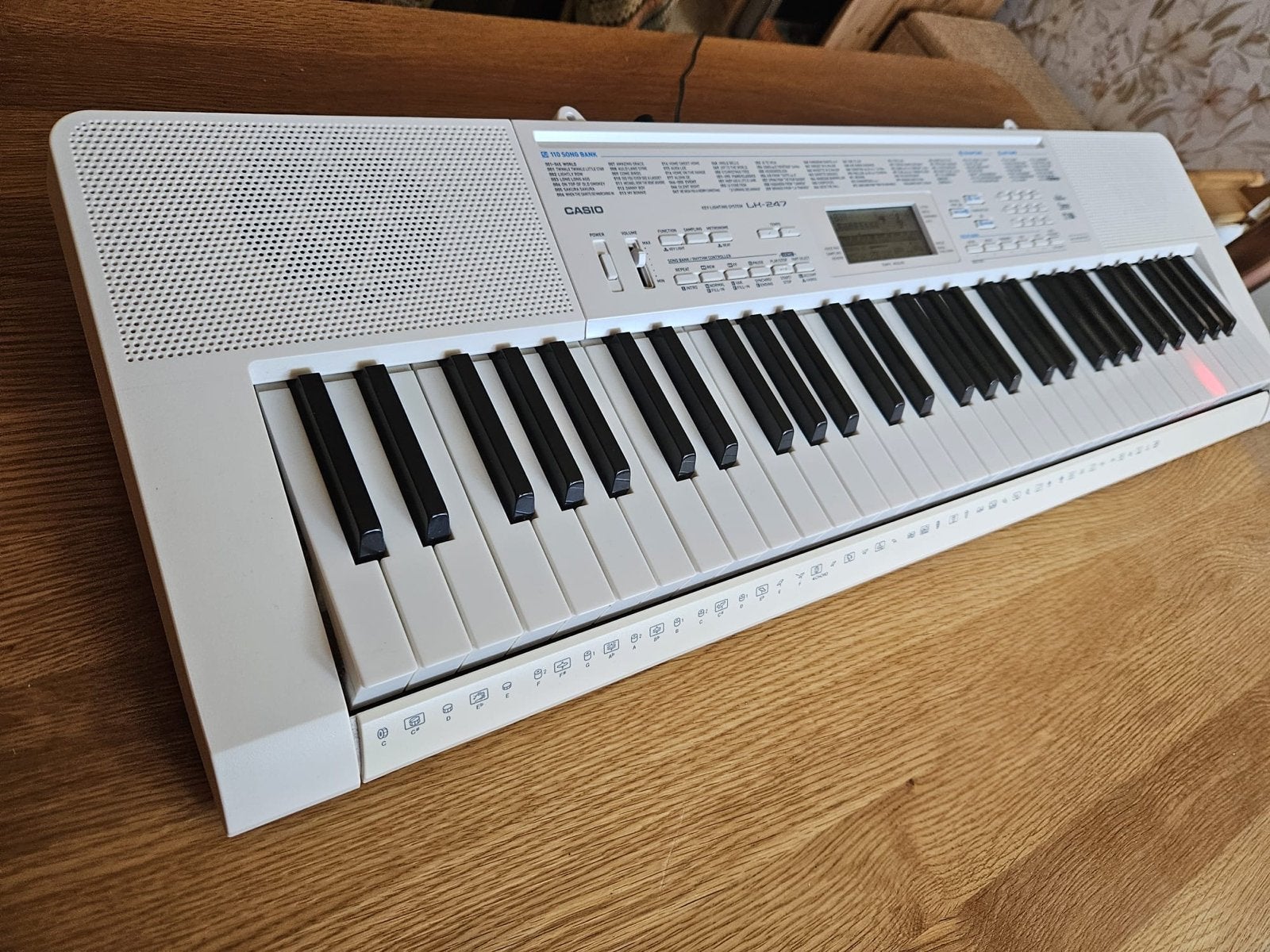 Casio LK-247 Keyboard met verlichte toetsen, Muziek en Instrumenten, Keyboards, Zo goed als nieuw, 61 toetsen, Casio, Aanslaggevoelig