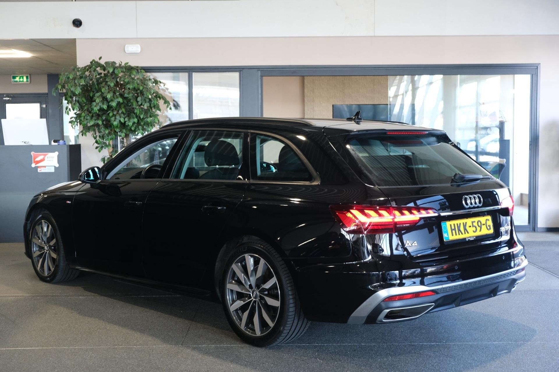 Audi A4 35 TFSI S-line S-tronic 150PK NW Model Navi Viritual, Gebruikt, 4 cilinders, A4, Zwart