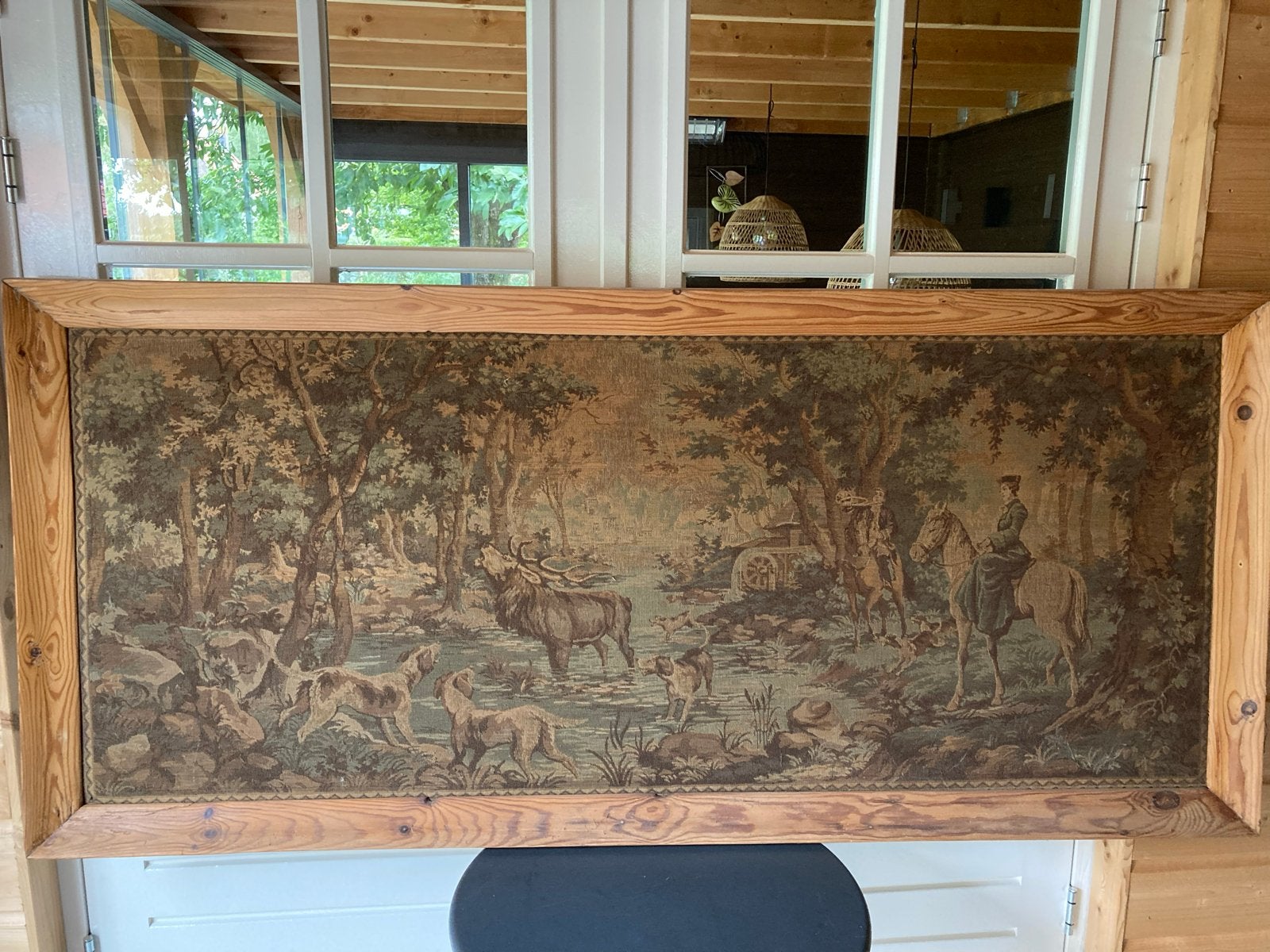 Groot wandtapijt (gobelin) met jachttafereel in houten lijst, Ophalen