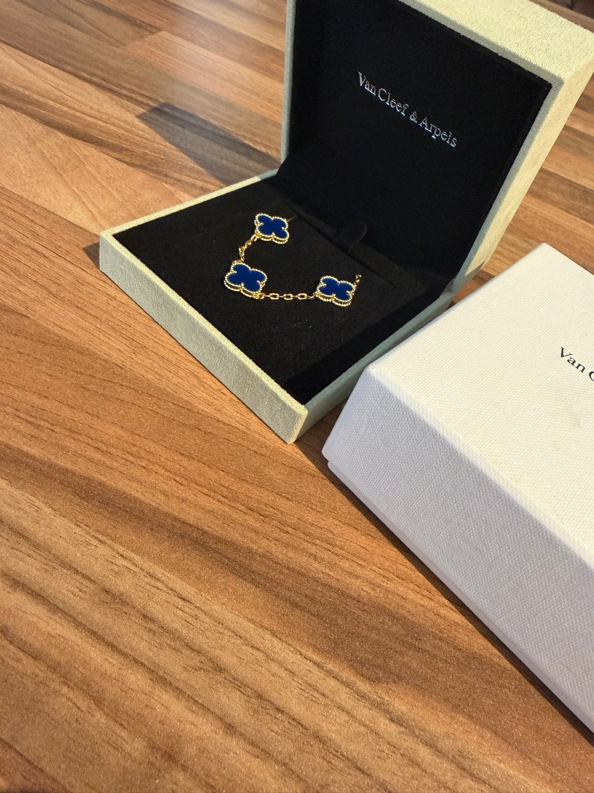 Van Cleef & Arpels Alhambra Armband - Goud & Blauw, Ophalen of Verzenden, Zo goed als nieuw, Blauw, Goud