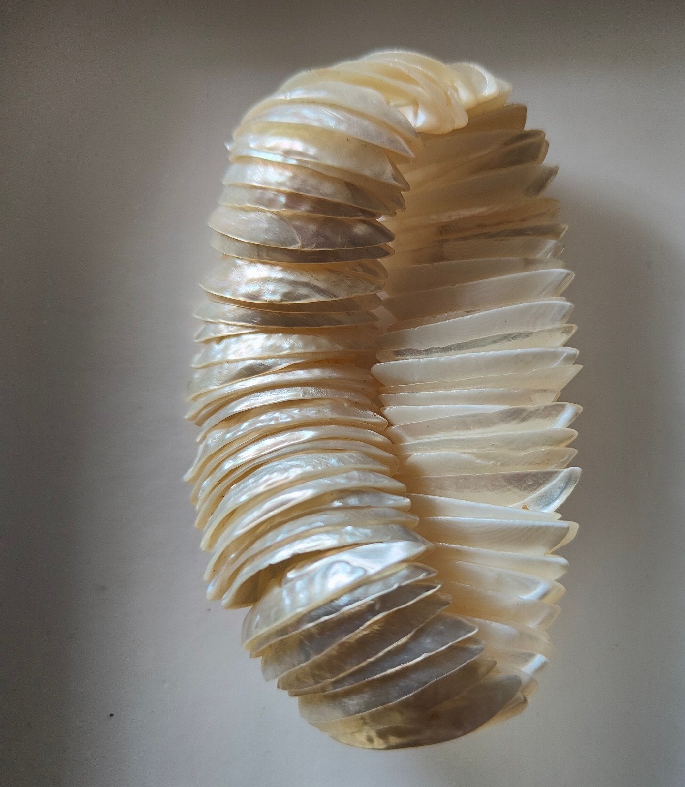 Parelmoer schelpen elastische armband., Ophalen of Verzenden, Zo goed als nieuw