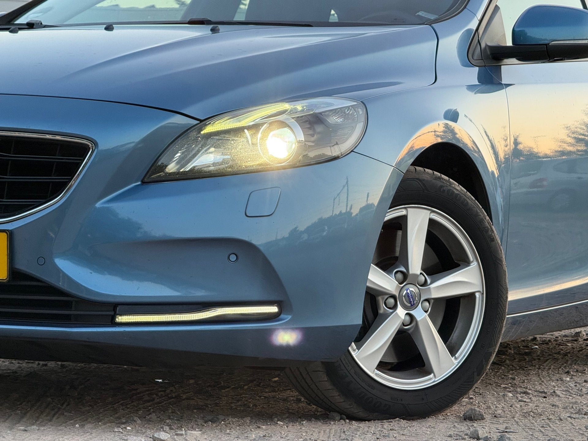 Volvo V40 2.0 D2 Momentum/AUTOMAAT/ZOMERBLAUW, Gebruikt, Euro 6, 4 cilinders, Blauw