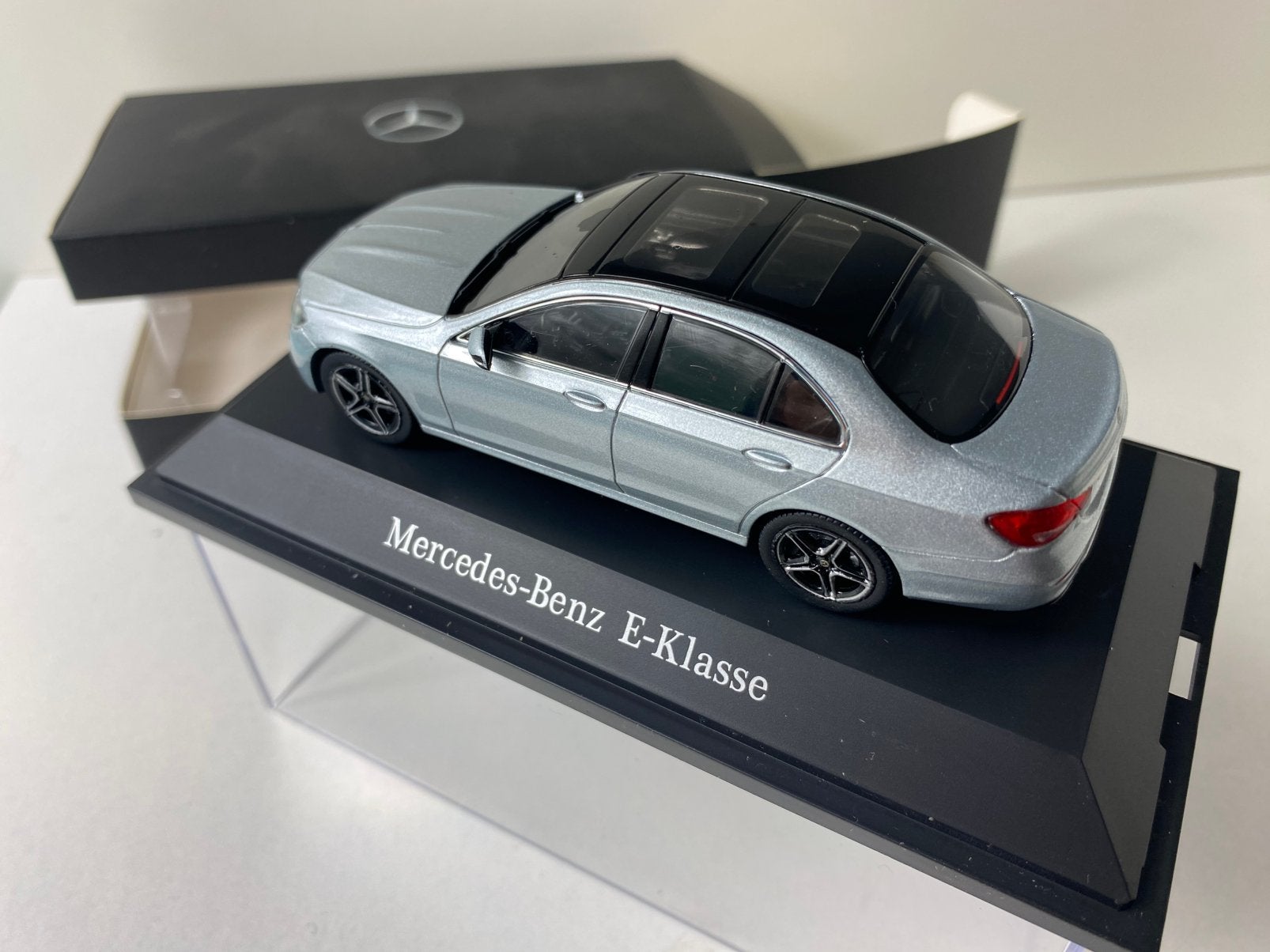 1:43 Mercedes E class-in OVP-with sunroof, Ophalen of Verzenden, Nieuw, Auto, Norev