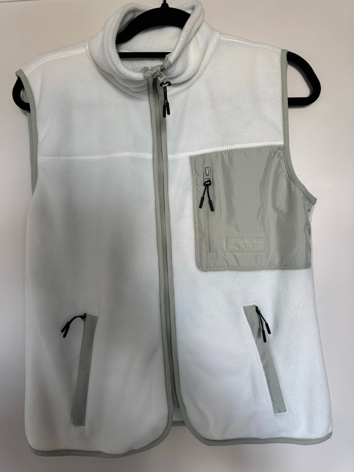 Witte fleece bodywarmer met grijze details, Kleding | Dames, Bodywarmers, Ophalen, Nieuw, Maat 38/40 (M), Wit