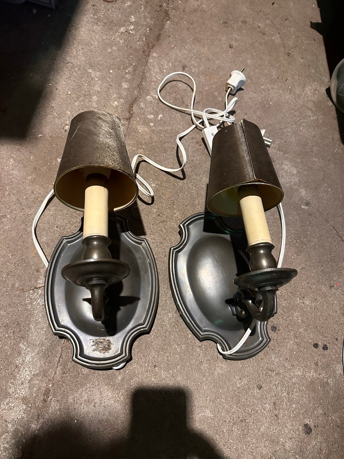 Oude tinnen wandlampjes met kapje - 30 cm hoog, Ophalen of Verzenden