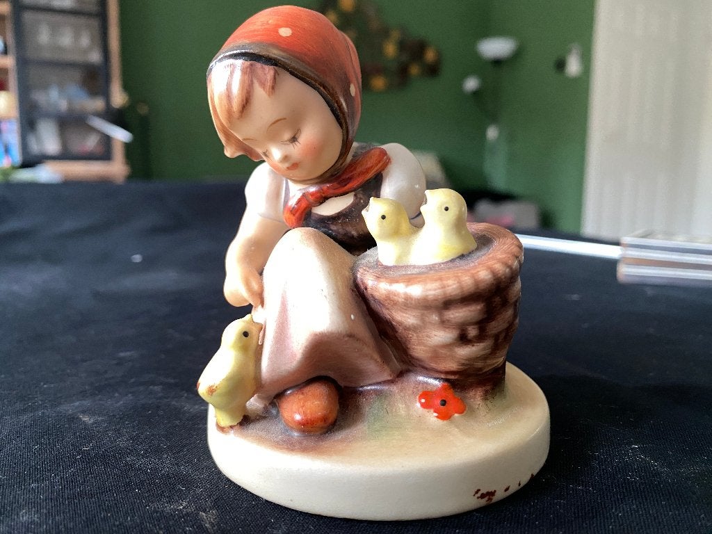 Hummel, meisje met kuikentjes, oud beeldje, Ophalen of Verzenden, Gebruikt, Hummel