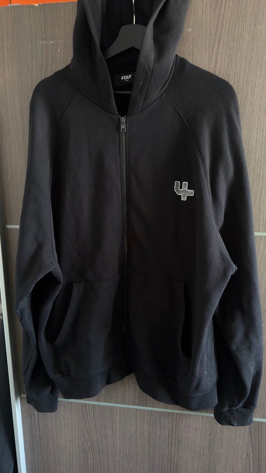 Four Vest Maat L Zwart, Kleding | Heren, Truien en Vesten, Ophalen of Verzenden, Gedragen, Maat 52/54 (L), Zwart