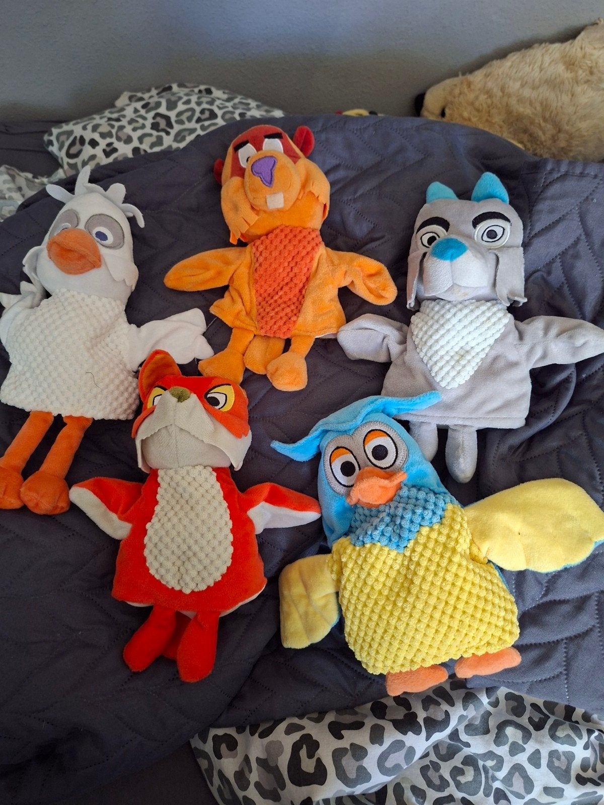 fabeltjeskrant ,handpoppen: vos, eend, bever, uil en wolf, Oranje, Gebruikt, Ophalen of Verzenden, Middelgroot (20 tot 80 cm)