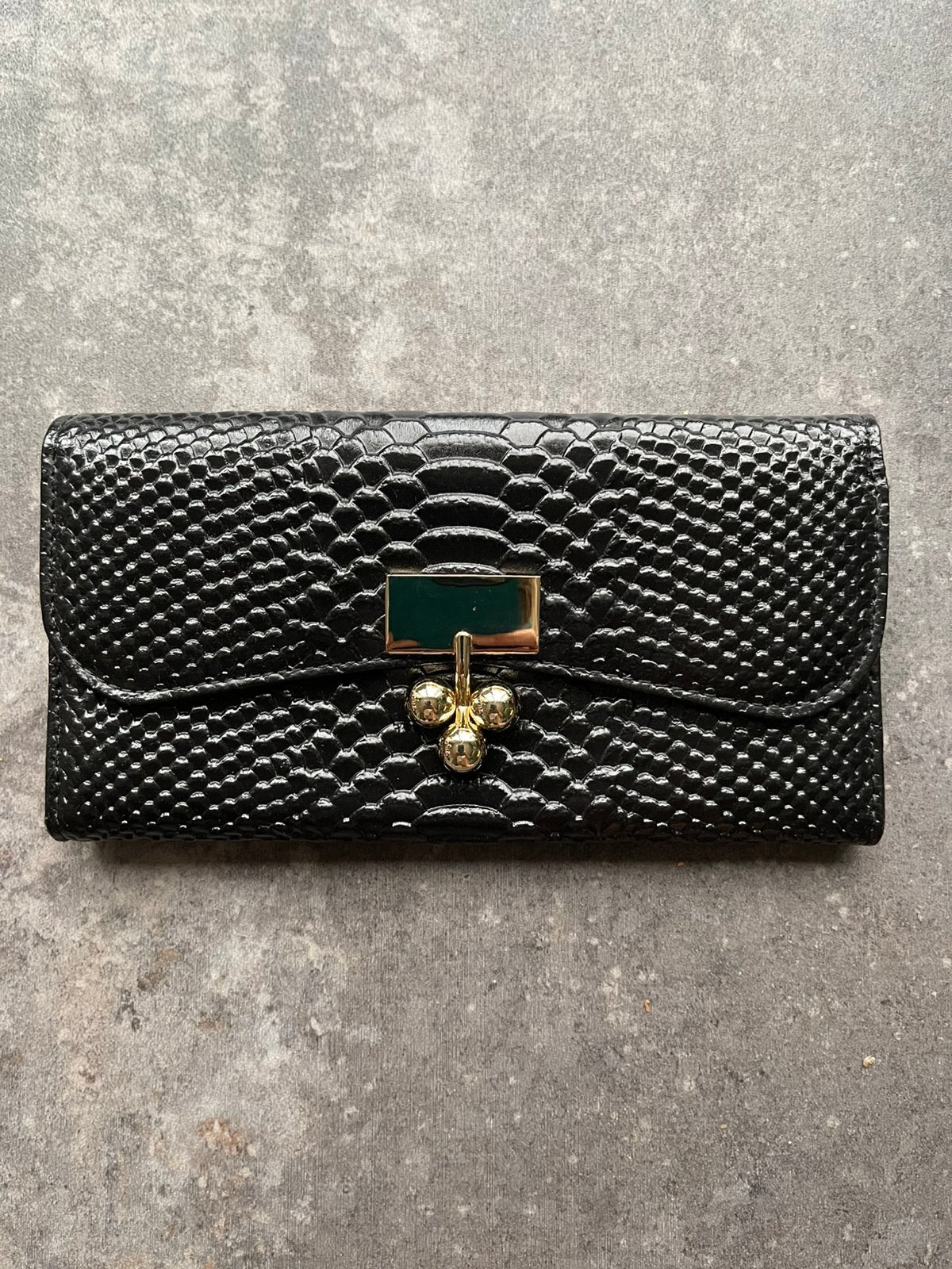 Zwarte clutch met goudkleurige knipsluiting, Sieraden, Tassen en Uiterlijk, Ophalen of Verzenden, Zo goed als nieuw, Zwart