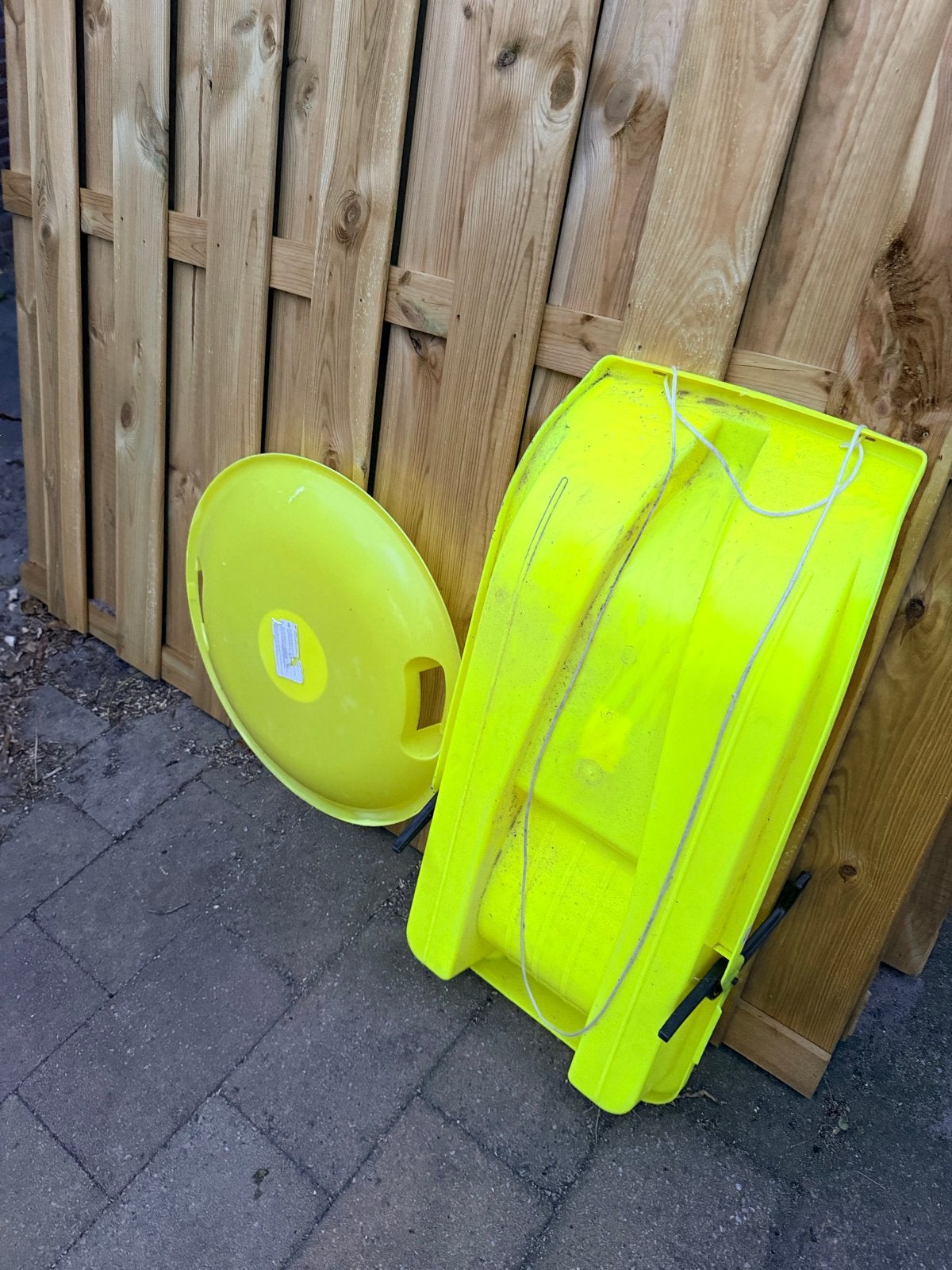 Gele slee en sneeuwschijf - Zo goed als nieuw, Kinderen en Baby's, Speelgoed | Buiten | Sleeën, Ophalen, Rem, Zo goed als nieuw