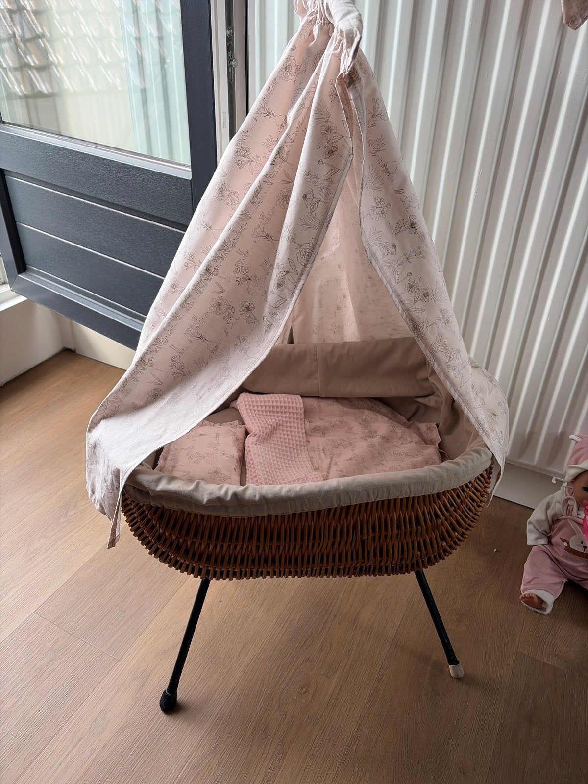 Poppenbedje met hemeltje en Baby Born pop met accessoires, Kinderen en Baby's, Speelgoed | Poppen, Ophalen, Zo goed als nieuw