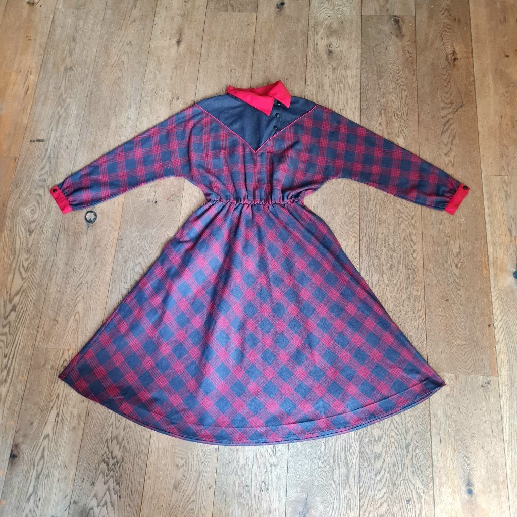 Grijze en rode wollen midi-jurk in vintage ruitdessin, Maat 38/40 (M), Ophalen of Verzenden, Vintage, Gedragen