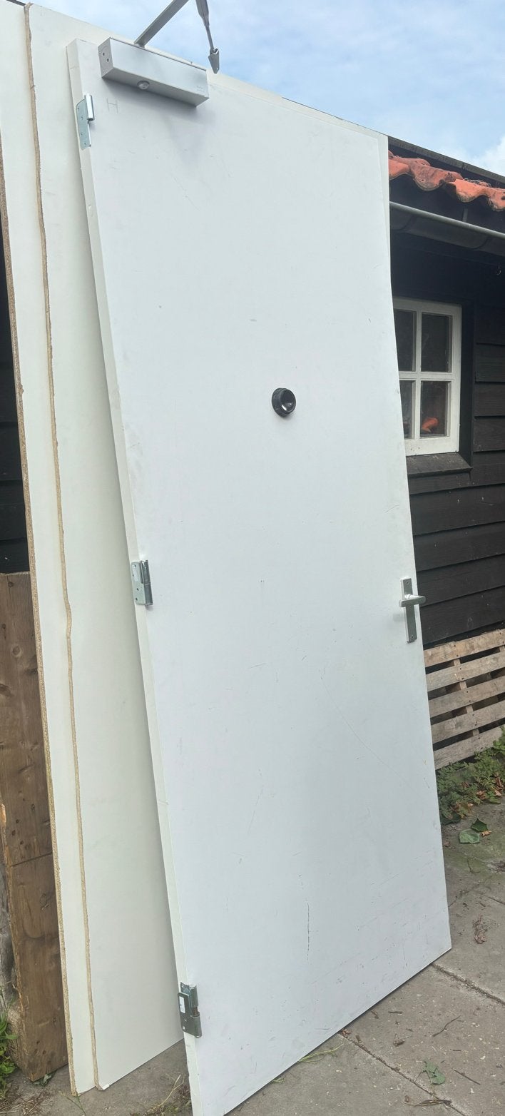 Massieve binnendeur met spion en automatische deurdranger, Doe-het-zelf en Verbouw, Deuren en Horren, Gebruikt, Binnendeur, 215 cm of meer