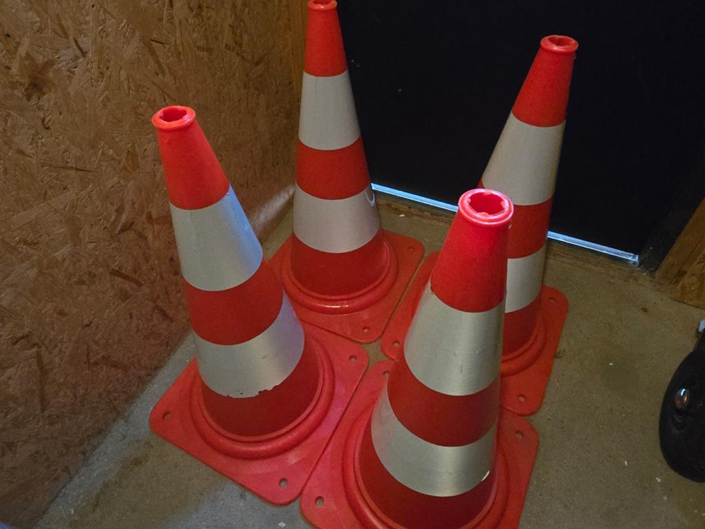4x Verkeerskegels - Oranje met reflecterende strepen, Doe-het-zelf en Verbouw, Ophalen of Verzenden, Nieuw
