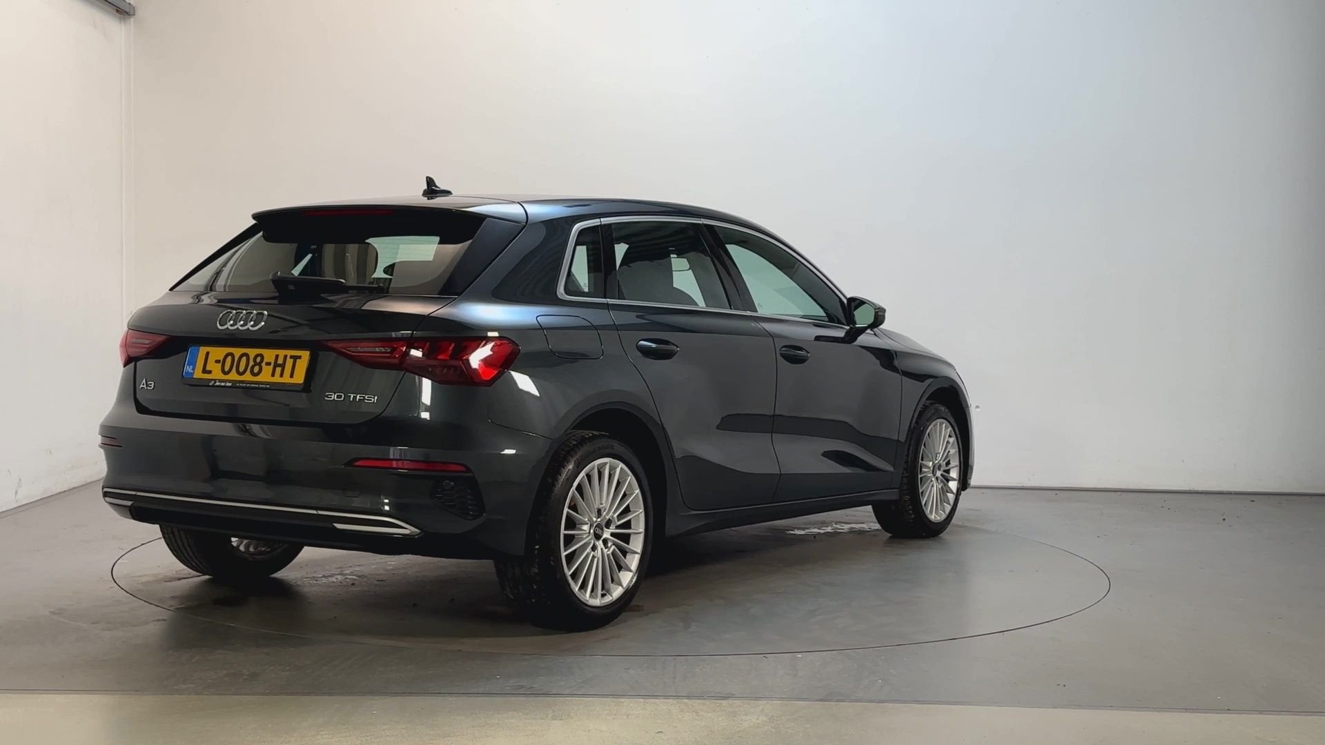 Audi A3 Sportback 30 TFSI S-Tronic Business Edition Navigati, Auto's, Stof, Gebruikt, Met garantie (alle), 23 km/l