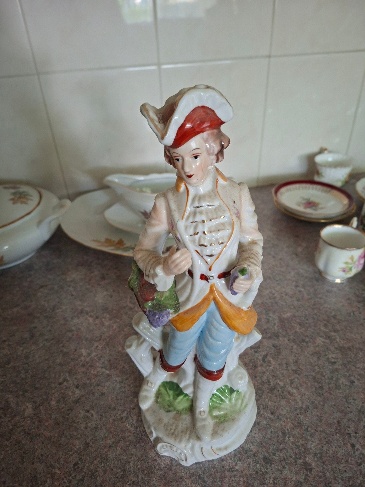 Vintage Porseleinen Beeldje: Elegante Heer met Mandje, Verzamelen, Ophalen of Verzenden