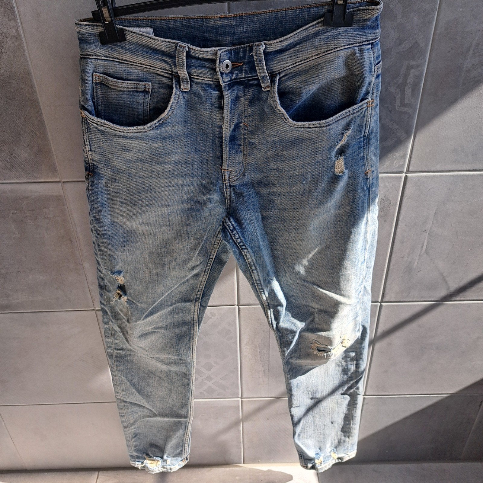 Foto 2 van Zara Damaged Jeans - Maat 30/31