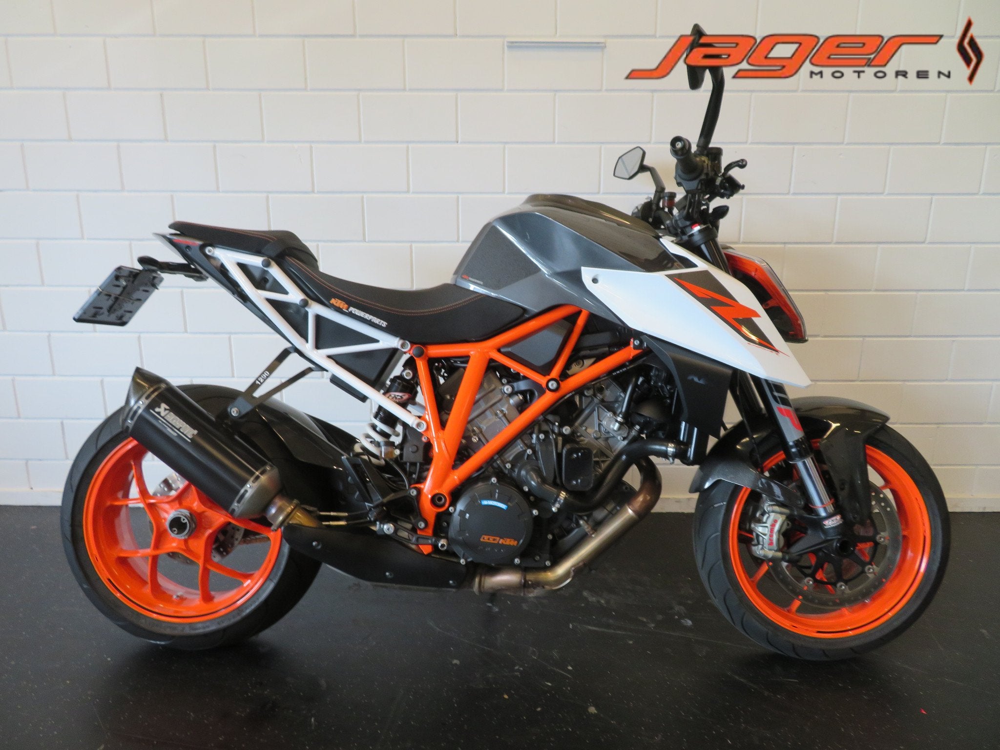 KTM KTM 1290 SUPER DUKE 1290R AKRA! (bj 2017), Motoren, 1290 cc, Naked bike, Gebruikt, Bedrijf