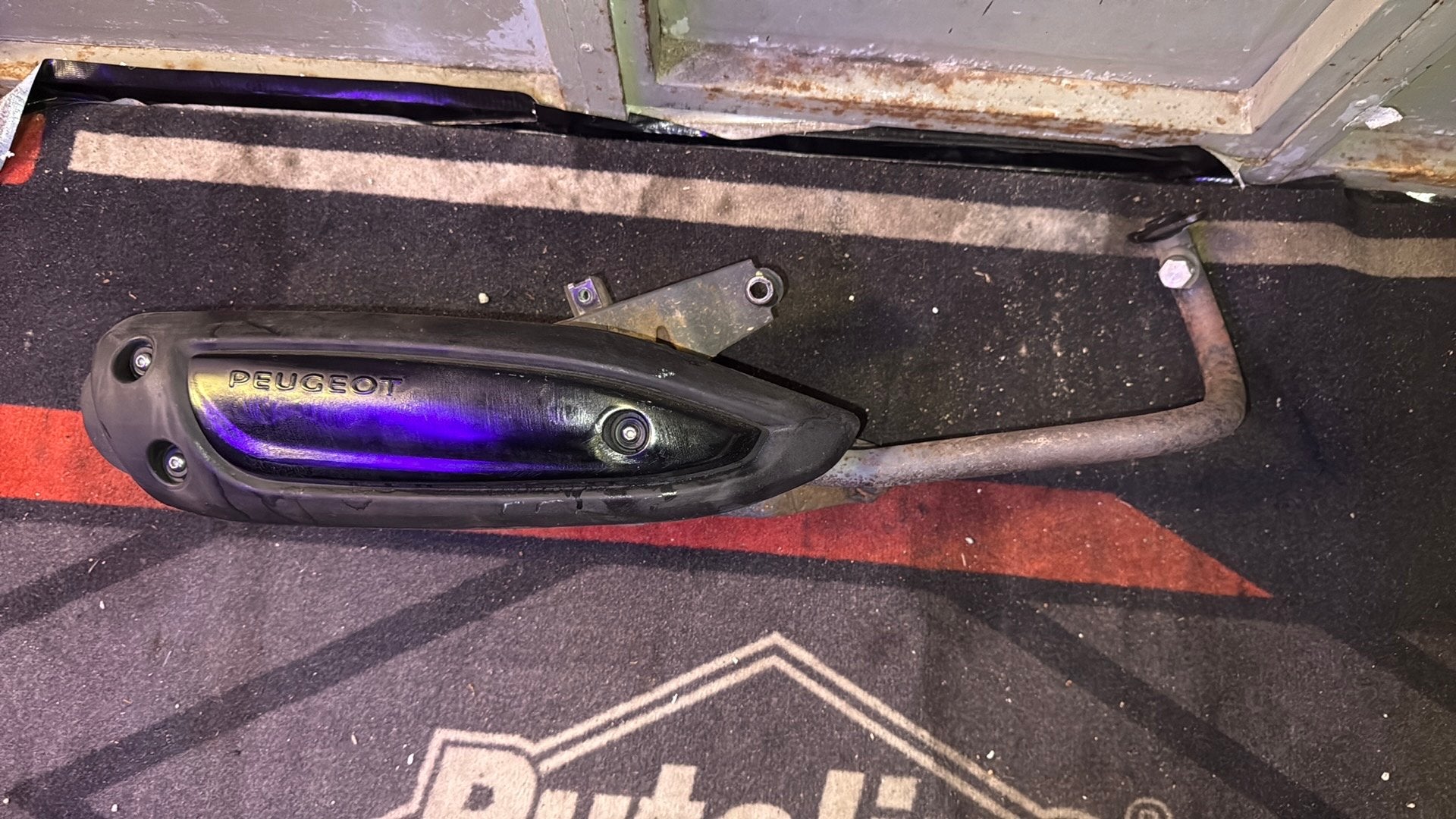 Peugeot Kisbee uitlaat origineel, Fietsen en Brommers, Brommeronderdelen | Scooters, Ophalen of Verzenden, Zo goed als nieuw, Uitlaat