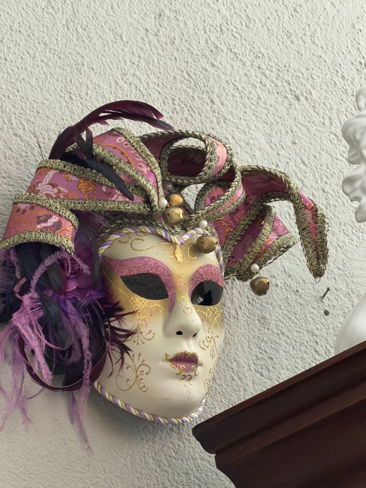 Venetiaans masker met veren en belletjes, Antiek en Kunst, Curiosa en Brocante, Verzenden