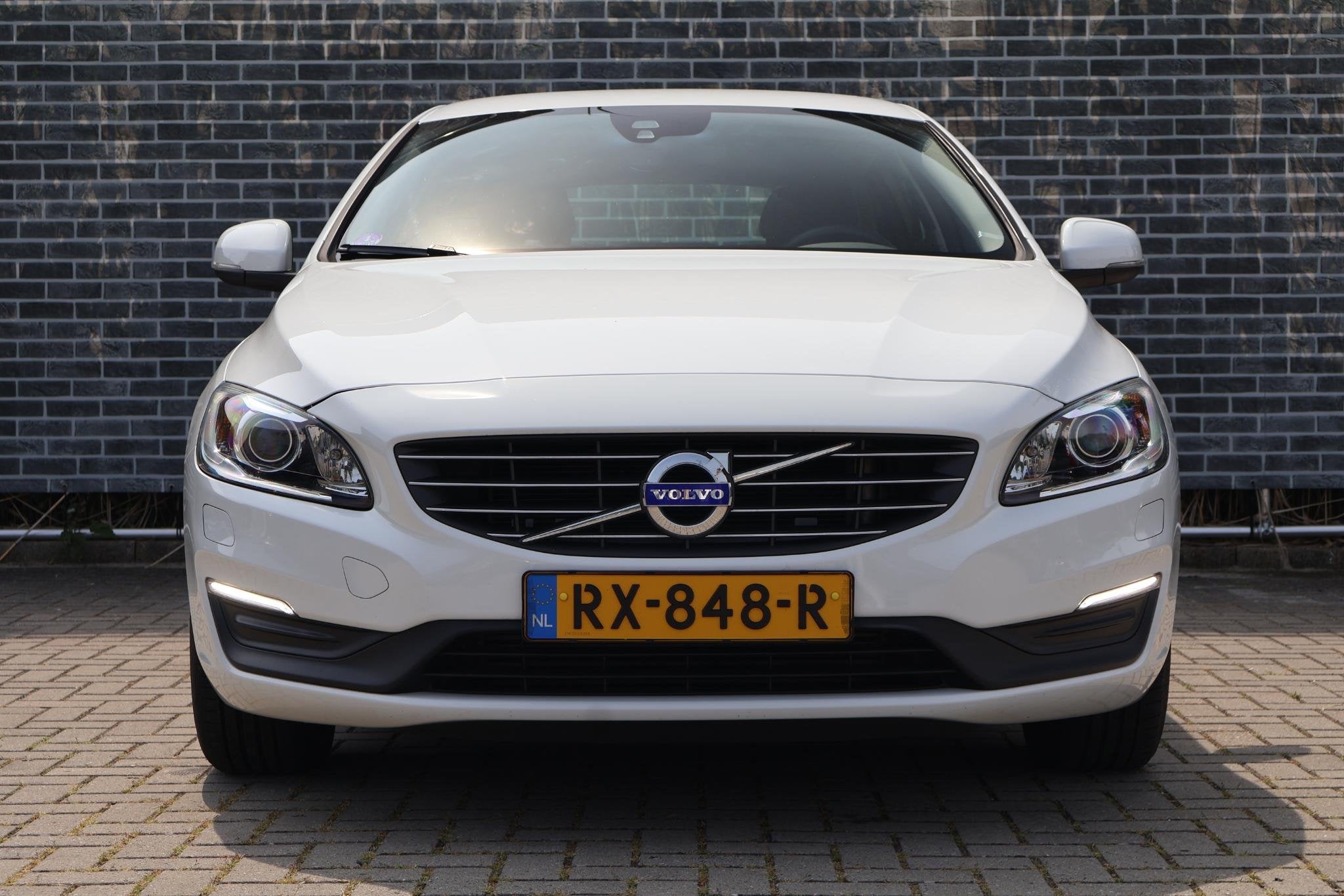 Volvo V60 1.5 T3 Polar+ | Trekhaak | Navigatie | High Perfor, Auto's, Volvo, 12 maanden, 4 cilinders, Leder en Stof, Wit