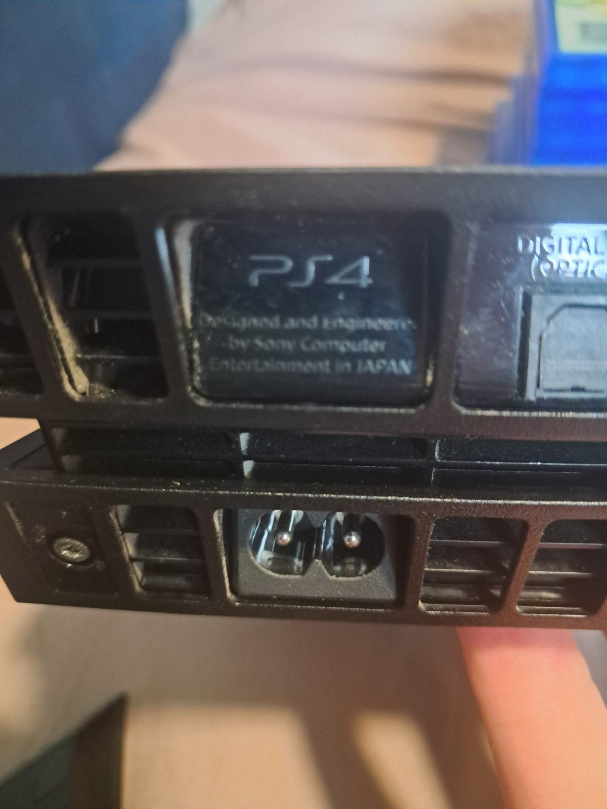Foto 10 van ps4 met gam en een standaart