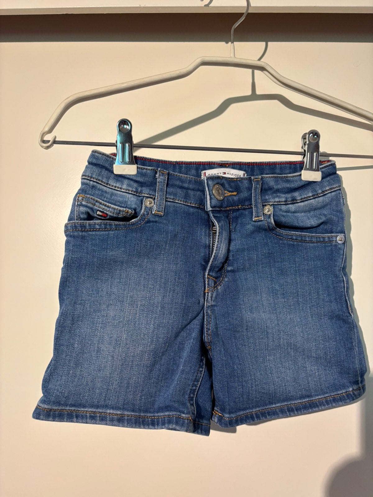 Korte spijkerbroek van Tommy hilfiger maat 128, Ophalen of Verzenden, Zo goed als nieuw, Meisje, Broek
