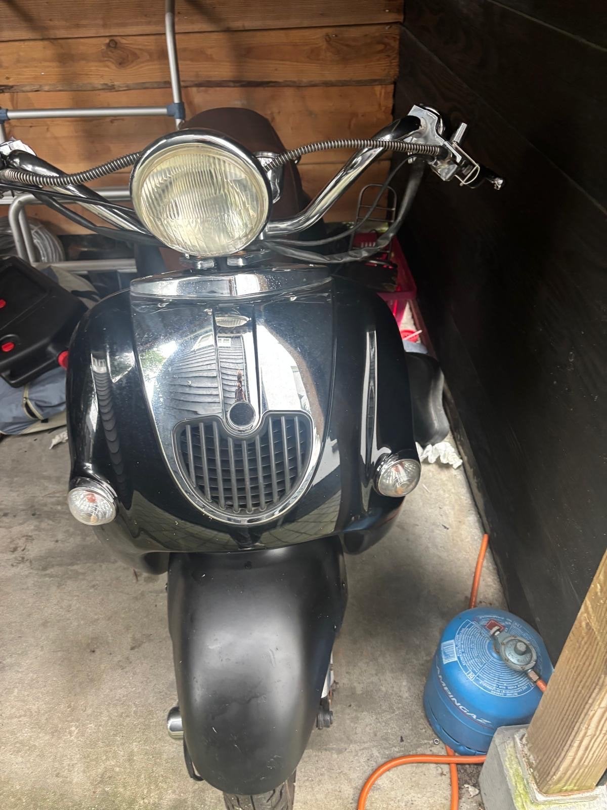 Zwarte Retro Scooter met Bruin Zadel, Fietsen en Brommers, Ophalen of Verzenden, Gebruikt, Maximaal 25 km/u