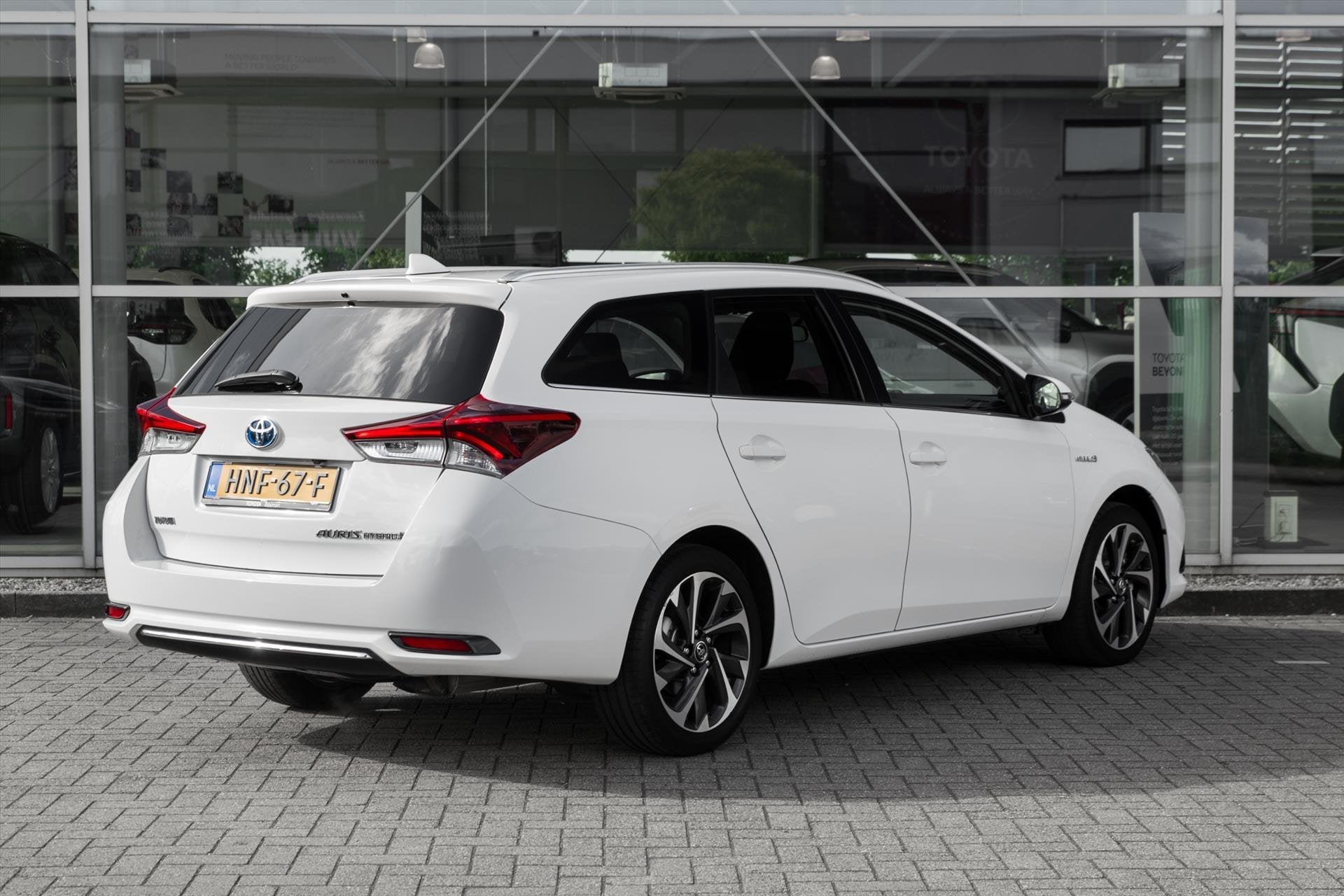 Toyota Auris 1.8 HYBRID TOURING SPORTS CVT, Auto's, Stof, Gebruikt, Euro 6, Wit