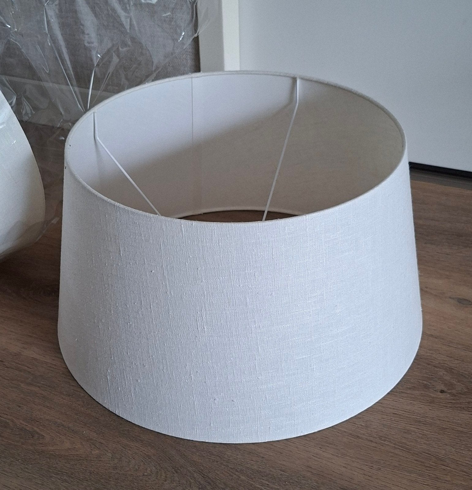3 gebroken witte lampenkappen 40/50 cm, hoogte 26,5 cm, Huis en Inrichting, Lampen | Lampenkappen, Ophalen, Zo goed als nieuw