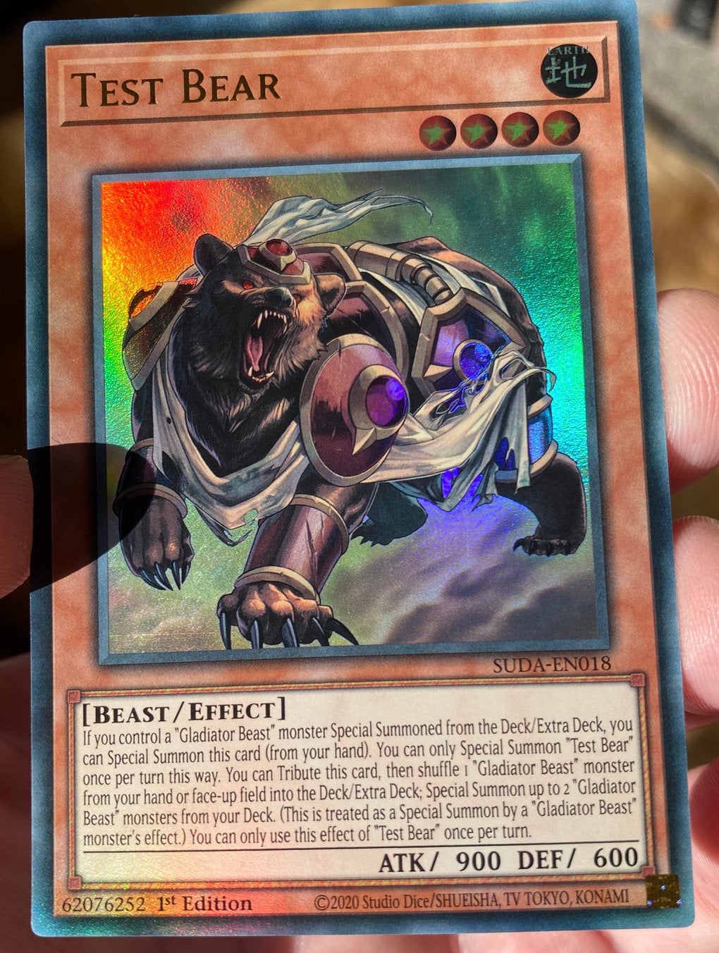 Yu-Gi-Oh! test Bear Gladiator SUDA 1st Edition !, Ophalen of Verzenden, Zo goed als nieuw, Losse kaart, Foil
