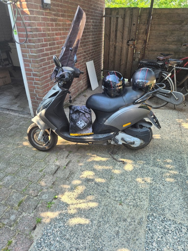 Piaggio Zip te koop incl. 2 helmen en Tucano beenkleed, Ophalen, Piaggio, Gebruikt, Benzine